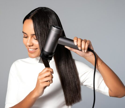 건강한 모발로 가꾸는 비결, 올바른 헤어 관리법 a woman blow drying her hair with a hair dryer