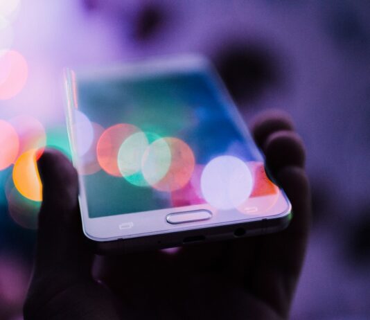 AI 기반 건강 관리, 맞춤형 헬스케어의 새로운 시대 연다 person holding smartphone