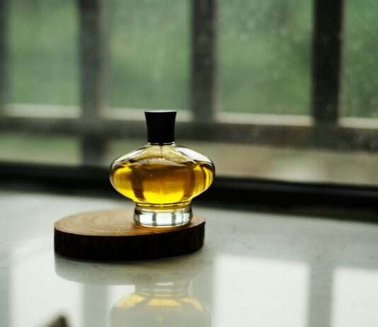 몸과 마음을 다스리는 대체요법, 일상 속에서 시작한다 yellow clear fragrance bottle