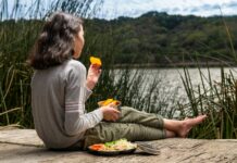 MZ세대가 주목한 ‘마음챙김 식사’, 우리집 밥상에도 실천해볼까? woman in gray long sleeve shirt sitting on brown wooden dock during daytime