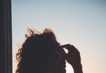 스트레스, 슬기롭게 풀기…일상에서 시작하는 마음 건강 챙기기 man holding forehead under sunset