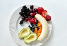 ‘마이크로 다이어트’ — 일상에서 티 안 나게 살 빼는 법 a white plate topped with fruits and vegetables