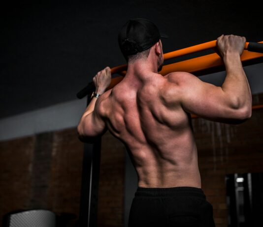 “근육 관리, 현대인의 건강 미션…일상 속 작지만 확실한 실천법” topless man in black shorts holding orange bar