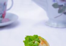 변화하는 직장인 건강 트렌드, “작은 습관이 건강을 지킨다” a wooden cutting board topped with a vegetable roll