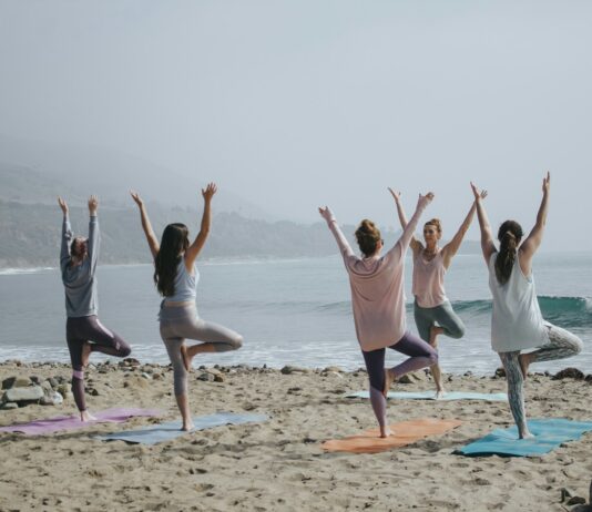 일상에 스며드는 웰니스 문화, 작게 시작해 크게 바꾼다 five woman standing on seashore