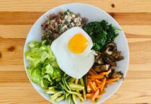 “균형 잡힌 식단이 다시 뜬다”… 작게 시작하는 건강한 한 그릇의 변화 egg on white ceramic plate