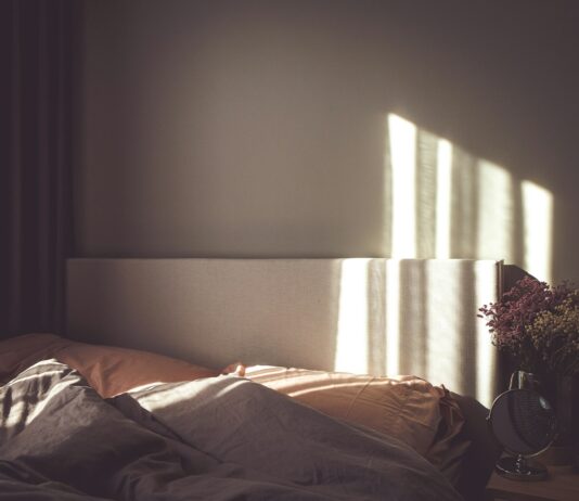 수면 건강이 달라졌다…바쁜 일상 속 꿀잠 루틴, 이렇게 실천해보세요 flowers in empty bedroom