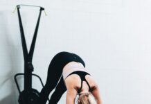 하체의 뿌리를 깨우다: 종아리와 발바닥의 역습 woman in black sports bra and blue denim jeans doing yoga