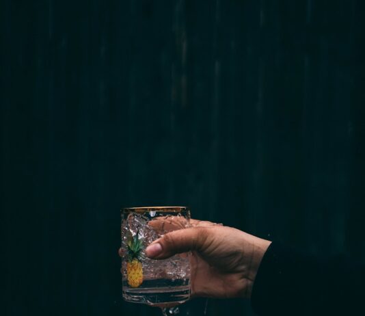 “늘 피곤하다면? 만성피로 해소 위한 실생활 건강 루틴 주목” person holding clear drinking glass with water