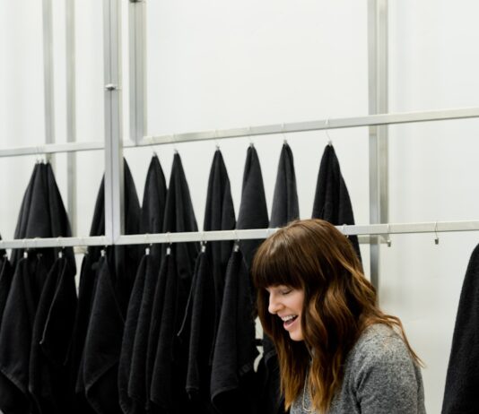 집에서도 쉽게! 건강한 모발을 지키는 생활 속 새로운 루틴 woman in gray sweater holding white clothes hanger