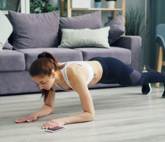 집으로 들어온 필라테스, 일상 속 건강을 바꾸다 a woman is doing push ups on the floor