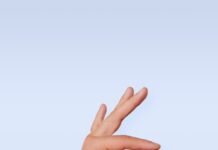 ‘영양 보충제, 어떻게 챙길까?’ 바쁜 일상 속 건강 지키는 실생활 팁 A person's hand with a ring on it