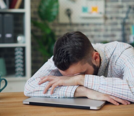 만성피로, 현대인의 고민… 일상 속 새 에너지 찾는 법 a man sitting at a desk with his head in his hands