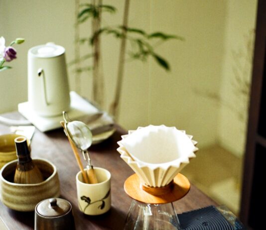 일상 속 작은 변화로 지키는 ‘정신건강’, 새로운 트렌드와 실천법 주목 Various tea ceremony utensils arranged on a wooden table.