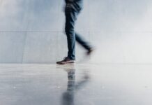 걷기 운동, 일상 속에서 손쉽게 시작하는 건강 습관 person wearing blue denim jeans beside gray wall