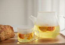 건강한 수면 루틴, 오늘 하루 숙면으로 시작하세요 clear glass pitcher with yellow liquid