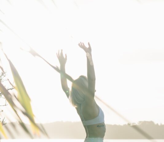 나를 돌보는 삶, 웰니스 문화가 바꾼 우리의 일상 woman standing near body of water