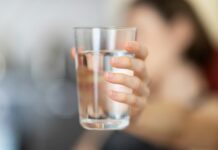 ‘마시기’만 잘해도 건강이 달라진다—물 섭취 트렌드와 실생활 습관 person holding clear drinking glass