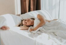 수면, 이제는 ‘질’이 중요하다…한국인의 숙면 루틴은? a person lying in a bed