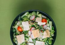 식단의 새로운 물결…한국인 건강 실천을 위한 현실적 팁 green salad on a black bowl