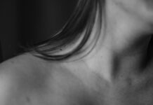 장시간 컴퓨터·스마트폰 사용, 거북목·일자목 교정 이렇게 실천하자 a black and white photo of a woman's back