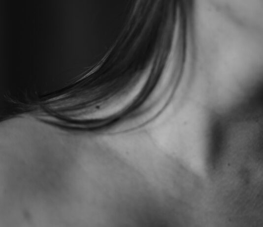 장시간 컴퓨터·스마트폰 사용, 거북목·일자목 교정 이렇게 실천하자 a black and white photo of a woman's back