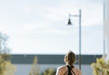 “직장인 건강, 이제는 ‘마이크로 운동’이 열쇠… 바쁜 업무 속 건강관리 비법은?” a woman is doing exercises on a yoga mat